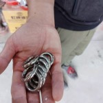 不鏽鋼，臺語又稱為「白鐵」，不僅擁有耐熱、耐腐蝕等特性，也透過其材質及特色呈現(xiàn)出作品的強烈金屬光澤感。