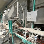 逐層上釉的過程，如同美麗佳人般，經(jīng)過一層一層上釉，妝點出每片山形磚姣好、綺麗的模樣。