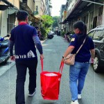 提著重達(dá)20公斤、8天份的年菜，穿梭在臺中舊市區(qū)街頭巷弄之間，只為將一份份愛心年菜，親手送到長輩手中。