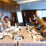 由行銷部楊世偉經(jīng)理(圖左一)帶領(lǐng)的小組，成員來自營建部經(jīng)理、客服部、人資部單位，實務(wù)操作心智圖的分析案例，舉手搶答與講師互動回饋。