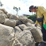 天然原石會(huì)依庭園造景的呈現(xiàn)，挑選適合的尺寸，根據(jù)石頭的紋理、色澤、形狀及擺放空間，都是方方面面的細(xì)節(jié)。