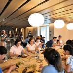 大家專注將自己的花圈設(shè)計成想像中唯美的模樣，讓人好期待完成品！