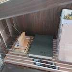 造型資訊櫃放置「閱讀、築夢」的紀(jì)念戳章，挑到喜愛的書之後可於此處蓋戳章，並寫下一段好話分享，以一本交換一本概念美好循環(huán)。