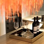 假日裡與好久不見的朋友小酌一番，徹底放鬆一起談天說地，聊聊過往回憶裡那些令人忘懷的趣事。