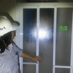 浴室淋浴拉門確實(shí)密合，可阻擋水氣並達(dá)到乾濕分離的目的。作為檢查的一環(huán)，每個(gè)細(xì)節(jié)都不能放過(guò)。