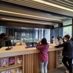 運用適合的建築素材，也能自然形成和諧的氣氛，交誼閱讀區(qū)促發(fā)人們想捧本書靜靜閱讀的感受。