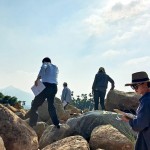 選石過程中，因石頭形狀、密度、厚實度各異，新業(yè)職人們需格外小心謹慎、留意腳步! 