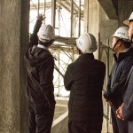 完成上樑儀式後，名譽(yù)董事長(zhǎng)穆椿松先生、卓勝隆董事長(zhǎng)及簡(jiǎn)福榮總經(jīng)理至各樓層巡視目前的工程，使每個(gè)細(xì)節(jié)力求完美。