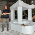 藝術家任大賢選用鋼圈線條呈現(xiàn)整個藝術結構體方剛、圓融、尖角等元素，讓各種幾何圖像自由傾訴的語彙，形成理性與感性兼具的藝術語境。