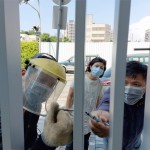 藝術(shù)家─曾永玲與安裝師傅們認(rèn)真的目光，穿透過隔柵縫隙，眼神中訴說著對(duì)藝術(shù)品《上學(xué)趣》的期待。(圖為藝術(shù)品安裝當(dāng)日)