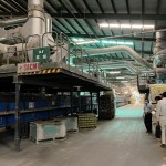 將完成施釉的磁磚送進窯爐高溫窯燒，使釉料確實在磚面上著色，也讓磚體壓合得更加密實堅固。