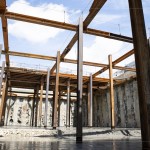 七月艷陽天，新業(yè)－大塊森濤階段性工程－地下室開挖完成，構(gòu)築的計畫正按部就班，一步一步往前進行。