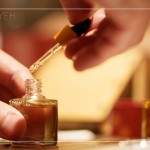 金黃色的色澤，襯托在溫暖的光源下更顯飽滿，滴滴濃醇，轉(zhuǎn)開(kāi)瓶蓋迎來(lái)滿滿香氣，徜徉在田野、芳草、泥土與鄉(xiāng)間。