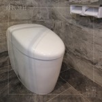 衛(wèi)浴設(shè)備最不可或缺的馬桶，材質(zhì)的選擇不僅展現(xiàn)視覺美感，如何能輕鬆清潔不費(fèi)力、省水省時(shí)，也是職人衛(wèi)浴選品的考量點(diǎn)。