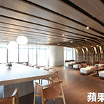 二樓閱覽室、輕食區(qū)皆設計曲面天花板，象徵林中之樹。