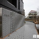 二進式的入口，有「明暗牆」設計