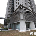 2樓外牆的百頁型沖孔網(wǎng)，也旋轉90度，象徵建築的「樹鬚」