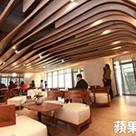 不只天花板，桌、椅、甚至燈具、燈管，都市曲線造型