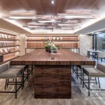 微微的燈光、溫潤的木製長桌，適合在這邊設一席家宴，誠摯地邀請家人好友，分享美味佳餚，共度每一刻美好時光。