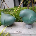 宜家前的麻雀彼此交頭接耳地，不曉得正在訴說什麼悄悄話呢？而如此悠閒的畫面，已成為宜家一景的美學。