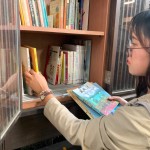 經(jīng)過日式懷舊建築的臺中文學館，不妨來到公益書席駐足，讓四處奔波的心歇歇腿、讀讀冊，也為下次的跨國旅遊重拾行囊，準備起程！