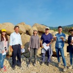 新業(yè)建設(shè)簡福榮總經(jīng)理（圖左二）與新業(yè)團隊不畏烈陽到現(xiàn)場選材，正因職人對專業(yè)上的堅持，即便是小小的溪石也需要百分百的講究。