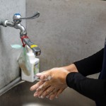 疫情時代，甘霖基金會的送餐服務(wù)依然風(fēng)雨無阻，當(dāng)天進(jìn)廚房前需要手部徹底清潔、配戴防塵帽、施打疫苗完成並配戴手套，做足防護(hù)程序。