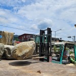 將挑選的石頭放上貨車(chē)，移至工廠用強(qiáng)力水柱清洗身體後，選個(gè)良辰吉時(shí)再入新厝，期待那天的到來(lái)。