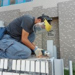 職人爬上圍牆，確認(rèn)喵星人們的位置後，專注的完成藝術(shù)品最後的裝置階段。