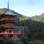 山號「那智山」的青岸渡寺，左側(cè)坐落的那智瀑布，水聲磅礡而震懾人心，天地間的大美化為視覺與聽覺的交響樂！