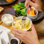 優(yōu)格、地瓜、水煮蛋製成的沙拉，取代平常使用的『美乃滋』，搭配扎實的法棍麵包一同享用，探索每種不同的風(fēng)味，感受因人而異，豐富又有趣。