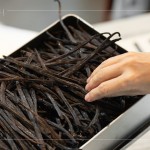 香草莢用途廣泛，能為各種食材增添豐富的風味和香氣，如香草鹽、香草糖、天然香草精、冰淇淋、手工布丁…等。