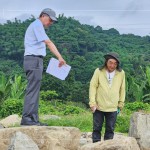 日本景觀設(shè)計(jì)師-石村敏哉(右)與新業(yè)建設(shè)-簡(jiǎn)福榮總經(jīng)理(左)，挑選原石的大小、紋理特色及自然造景的擺放，在大自然中尋找社區(qū)一方天地的設(shè)計(jì)靈感。