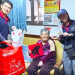 「阿嬤，送年菜囉!」將年菜送到獨(dú)居長輩手中的同時，也不忘送上新業(yè)同仁親手繪製的祝?？ㄆ?，暖心的問候。