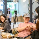 住戶們熱絡(luò)的與講師分享交流，新業(yè)致上客製化生活小物-皮尺。