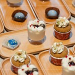 品嘗香草製成的奶酪和杯子蛋糕，香甜的口感滑過喉嚨，探索不同層次的迷人風味。