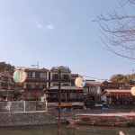 在宇治河岸旁來個茶香漫步吧！扁舟輕靠，日式建築的屋宇上瓦片排列有致，構(gòu)成一幅和諧畫面。