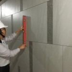 除了接待大廳，梯廳也是迎賓的重點(diǎn)區(qū)域，而一整面光滑平整的牆，是由一片片緊密貼合的磁磚造就而成。