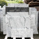 這些石材將從倉儲走進日?？臻g，化身為牆面、地坪或檯面的細節(jié)，為居家與建築注入自然的溫度與質(zhì)感，讓生活與土地緊密連結。