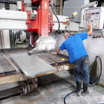 透過高壓水流裁切石材，能有效冷卻與抑制粉塵，使用大型裁切能減少人力負擔，確保切面平整與精確度，提升工作效率。