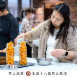 果酒製作步驟簡易好上手，將果實(shí)、伏特加、冰糖依比例盛裝罐中，等待時(shí)光熟成，給未來的自己一份特別的新年祝福。