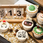 初次舉辦的DIY烘焙活動(dòng)，杯子蛋糕化身成雪人、馴鹿與綠色花圈，也悄悄融入新業(yè)的溫暖陪伴，攜手共渡週末午後時(shí)光。