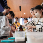 協(xié)力進(jìn)行秤量、分裝，過(guò)程充滿參與感及合作的溫度，從一開(kāi)始就帶著共同完成的意義，成為這場(chǎng) DIY 體驗(yàn)最真實(shí)的基底。