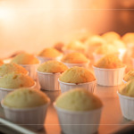 一顆顆圓潤(rùn)的蛋糕在烤箱中緩緩膨起，尚未裝飾的素樸模樣，為接下來(lái)的創(chuàng)意留下空白，鋪墊一段即將展開(kāi)的甜美想像。