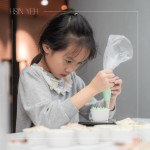 小小雙手緊握擠花袋，細(xì)心為杯子蛋糕擠上糖霜，手作成了最甜的學(xué)習(xí)，悄悄留下屬於成長(zhǎng)與節(jié)日的美好回憶。
