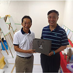 新業(yè)建設(shè)卓勝隆董事長(zhǎng)致贈(zèng)禮品感謝林世堂博士的講座分享