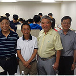 參加民眾與林世堂博士(左二)、新業(yè)建設(shè)穆椿松榮譽(yù)董事長(zhǎng)(右三)、卓勝隆董事長(zhǎng)(左三)、簡(jiǎn)福榮總經(jīng)理(右二)、邱正光副總經(jīng)理(右一)合影留念。