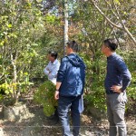 新業(yè)建設(shè)簡(jiǎn)福榮總經(jīng)理(左一)與吳志輝建築師(中)，親赴彰化田尾，尋找羅漢松、烏臼、櫸木、楓樹等合適樹種。