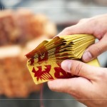 心中滿懷期盼與感恩，將此份心意挾帶著一疊疊金紙，焚化成縷縷煙霧上傳天聽，為上樑儀式畫下句點(diǎn)。