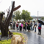 陳煜權(quán)藝術(shù)家的「大樹．小鳥．貓在長凳上」戶外雕塑